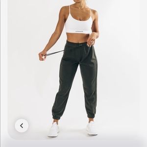 Alphalete essential oversized jogger size M black NWT